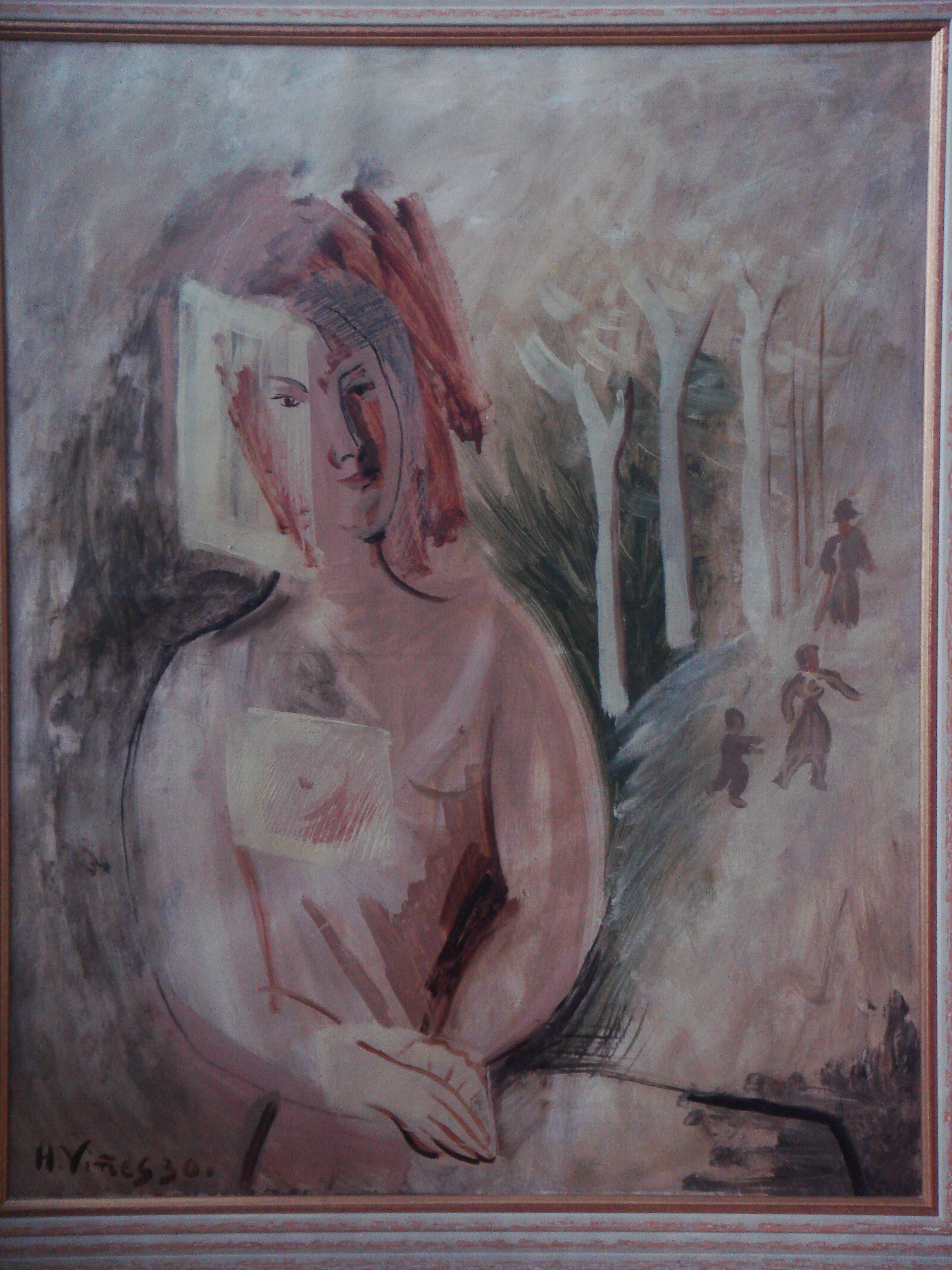 Femme devant un bois